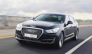 Genesis G90 front tracking cropped