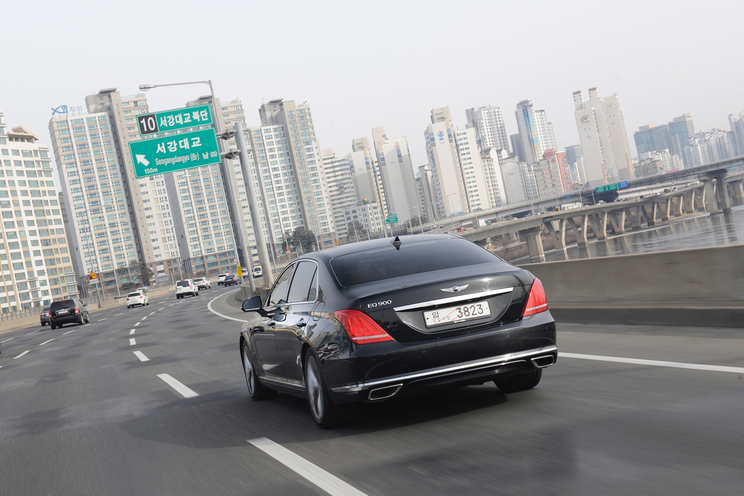 Genesis G90 first drive - rear tracking