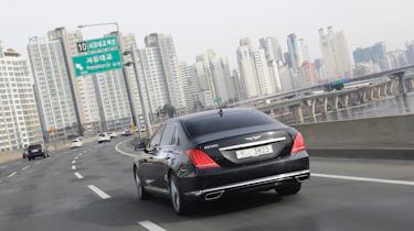 Genesis G90 first drive - rear tracking