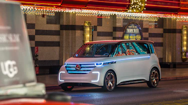Volkswagen Budd-e first drive 2016 - front tracking 2