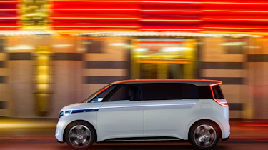 Volkswagen Budd-e first drive 2016 - side tracking