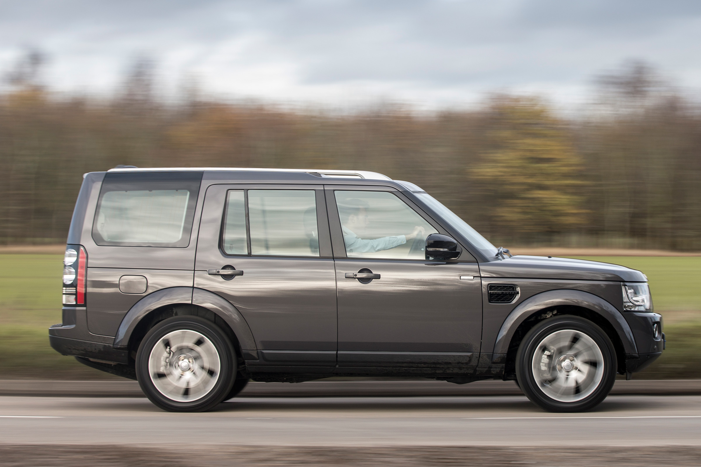 Land Rover Discovery Landmark side tracking