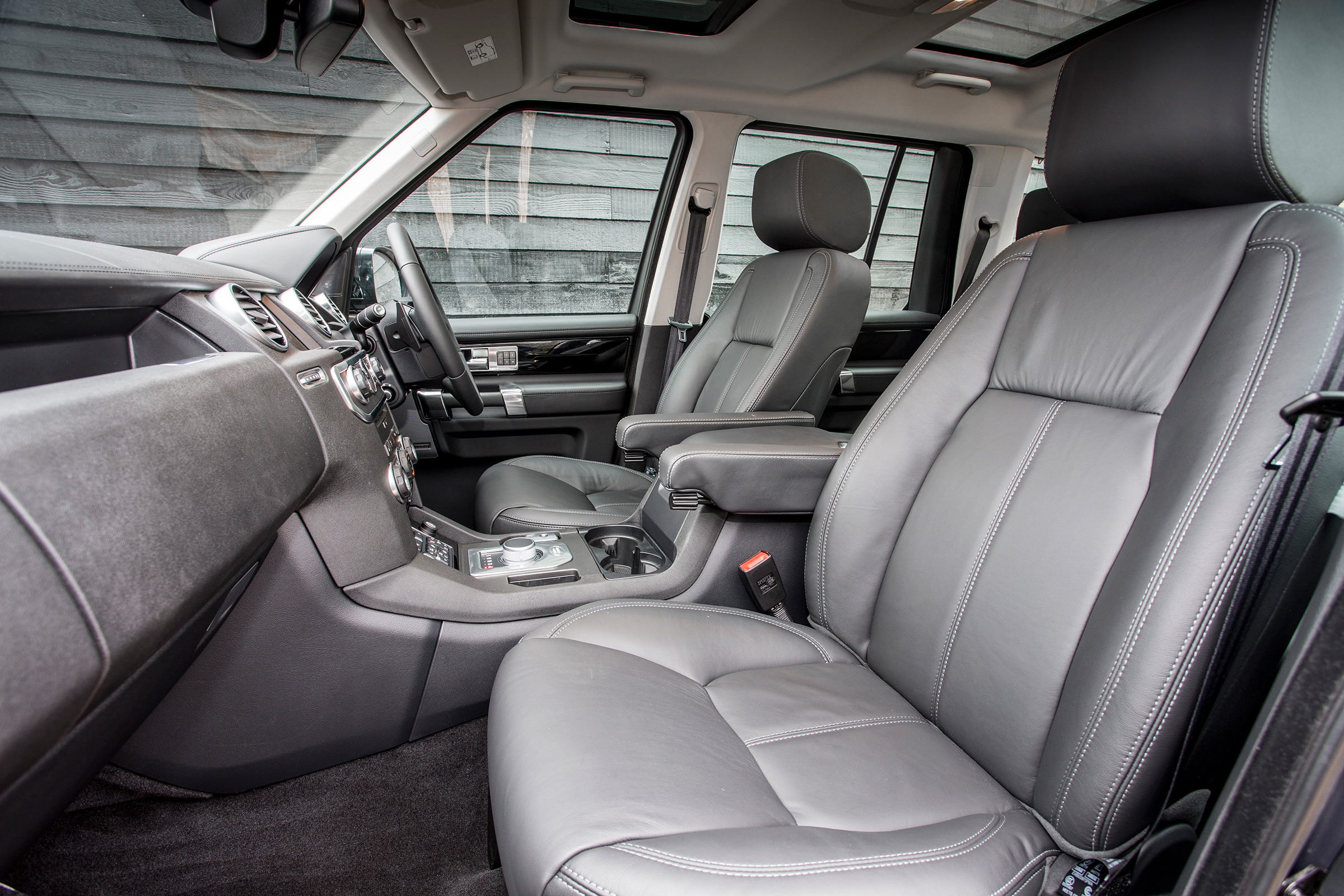 Land Rover Discovery Landmark front seats