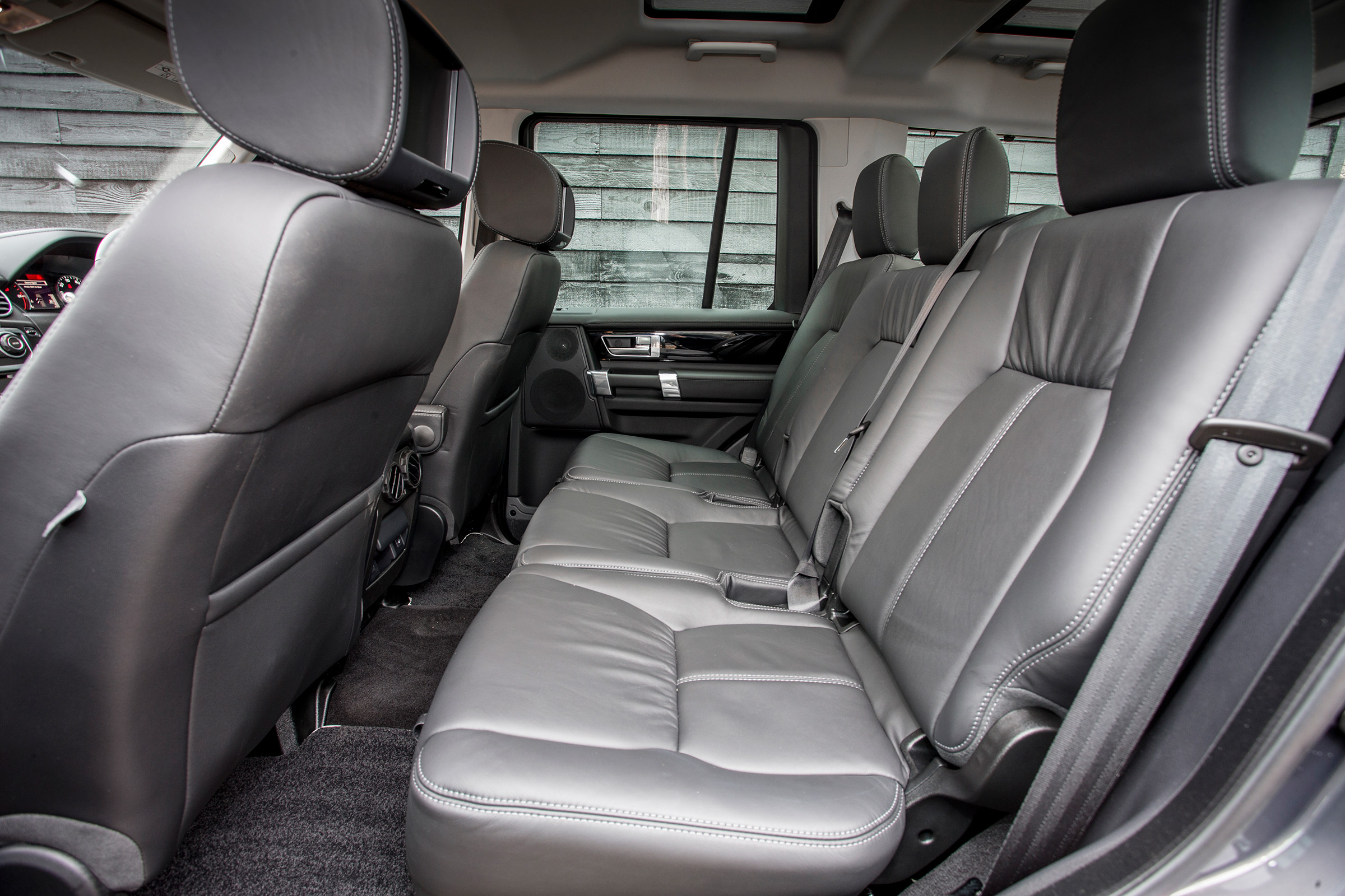 Land Rover Discovery Landmark rear seats