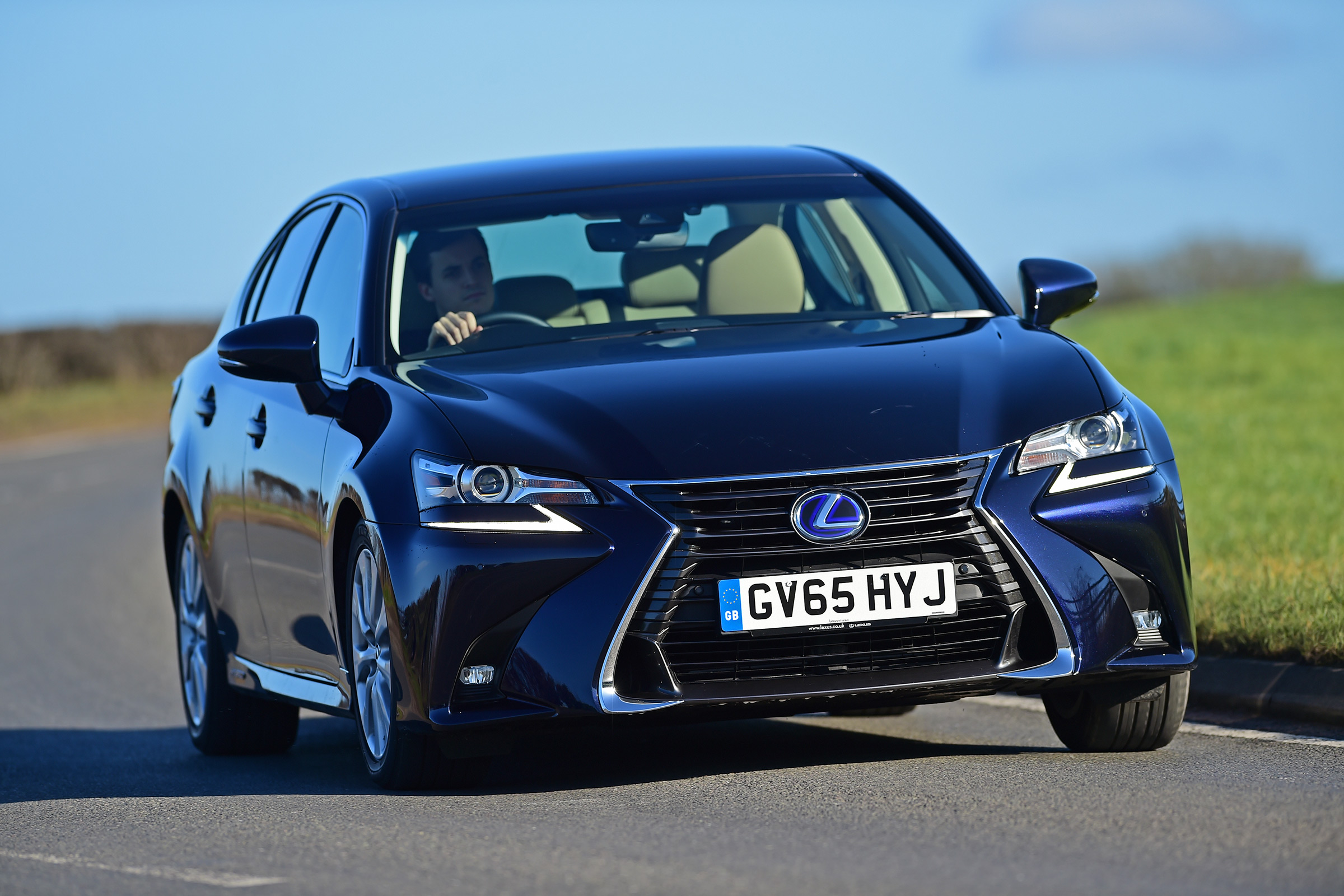 Lexus GS 300h 2016 - front cornering