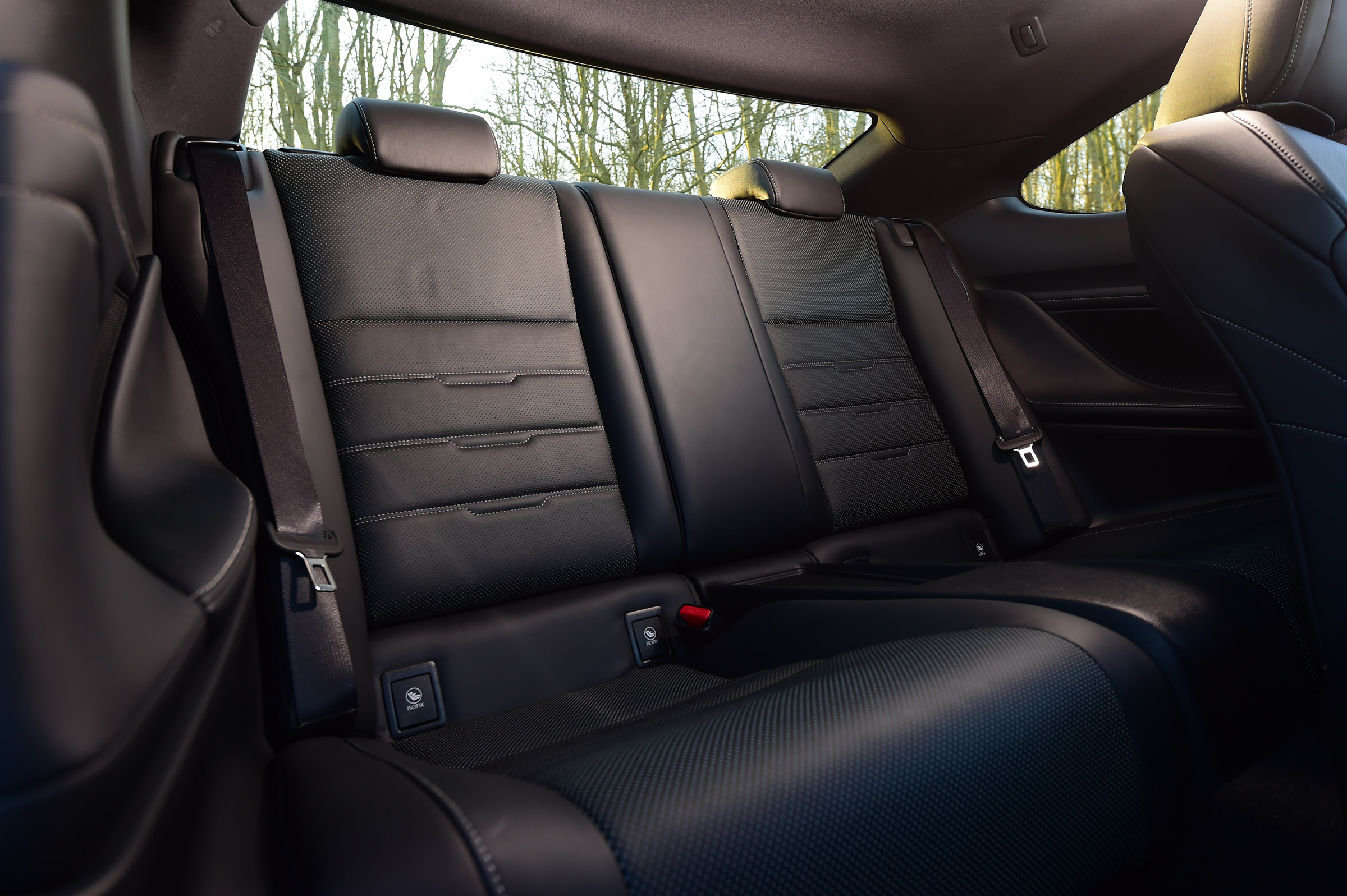 Lexus RC 200t - rear seats