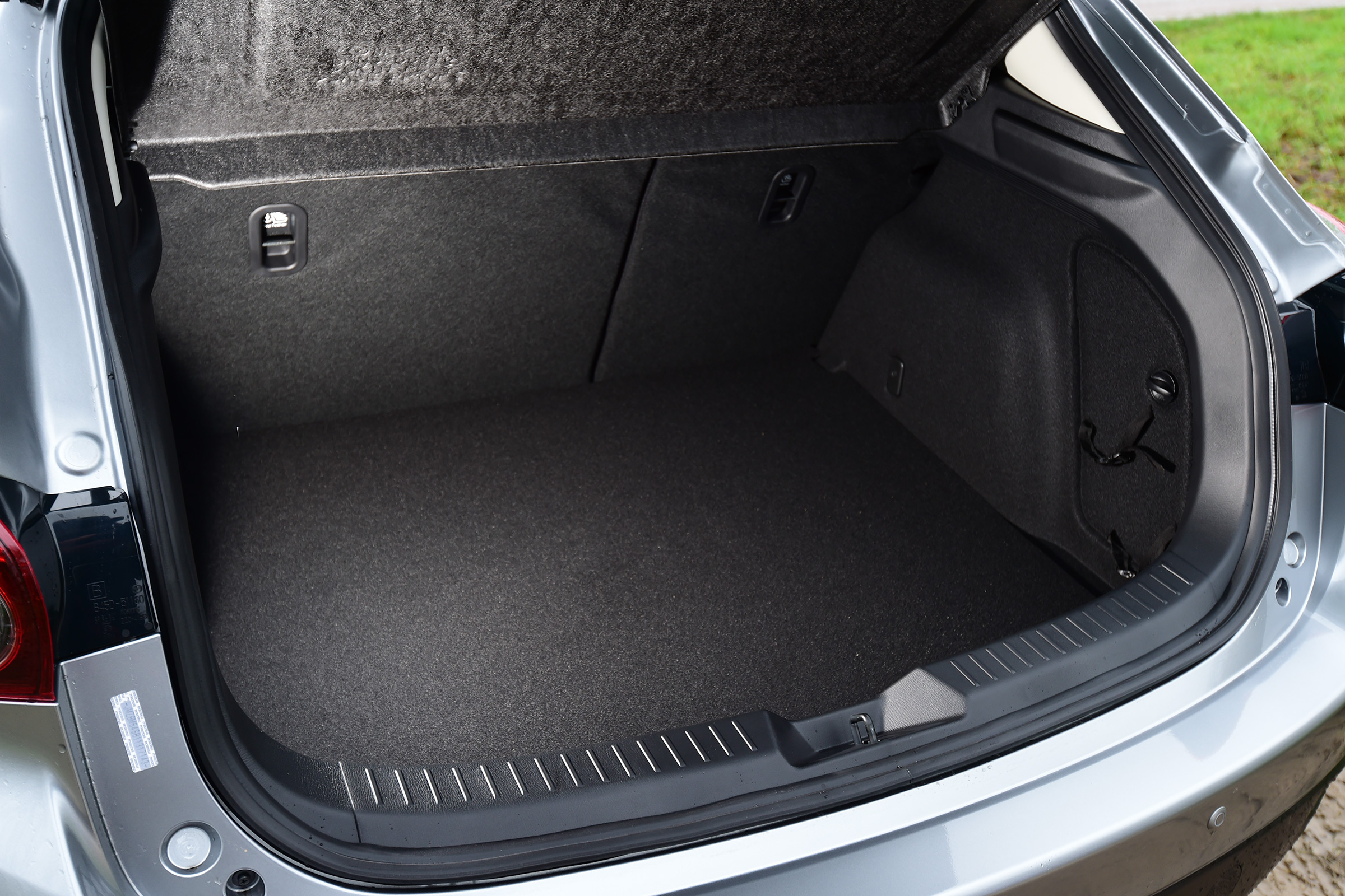 Mazda 3 hatchback 2016 SKYACTIV Diesel - boot space