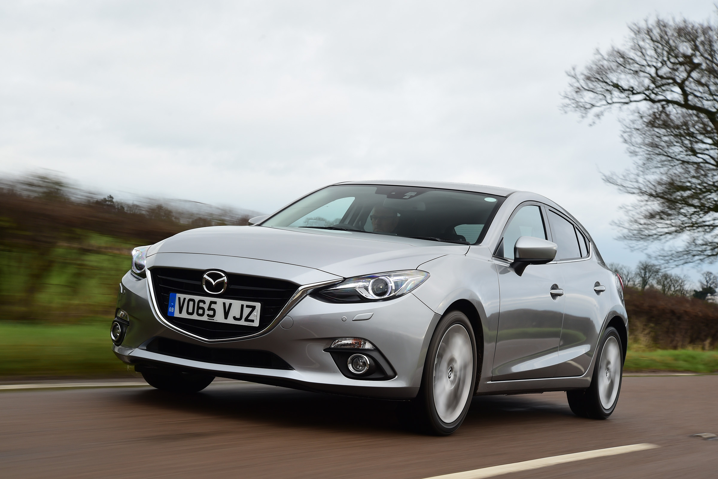 Mazda 3 hatchback 2016 SKYACTIV Diesel - front tracking 2