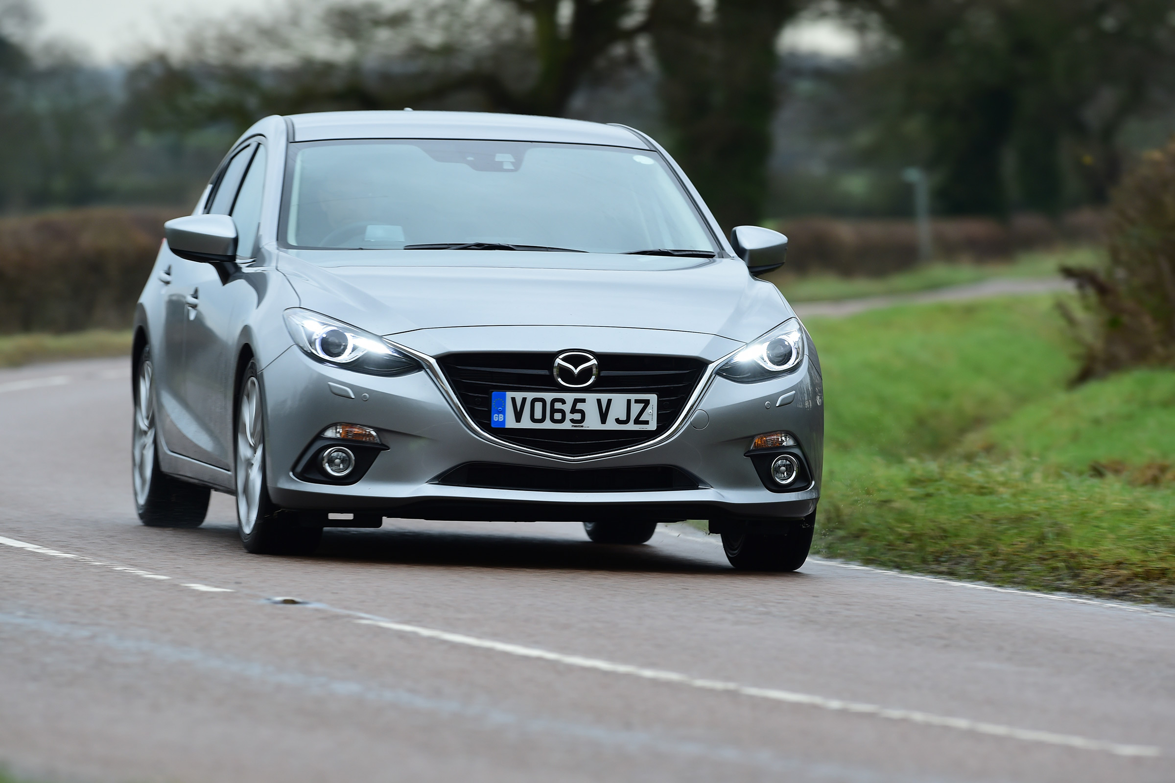 Mazda 3 hatchback 2016 SKYACTIV Diesel - front cornering