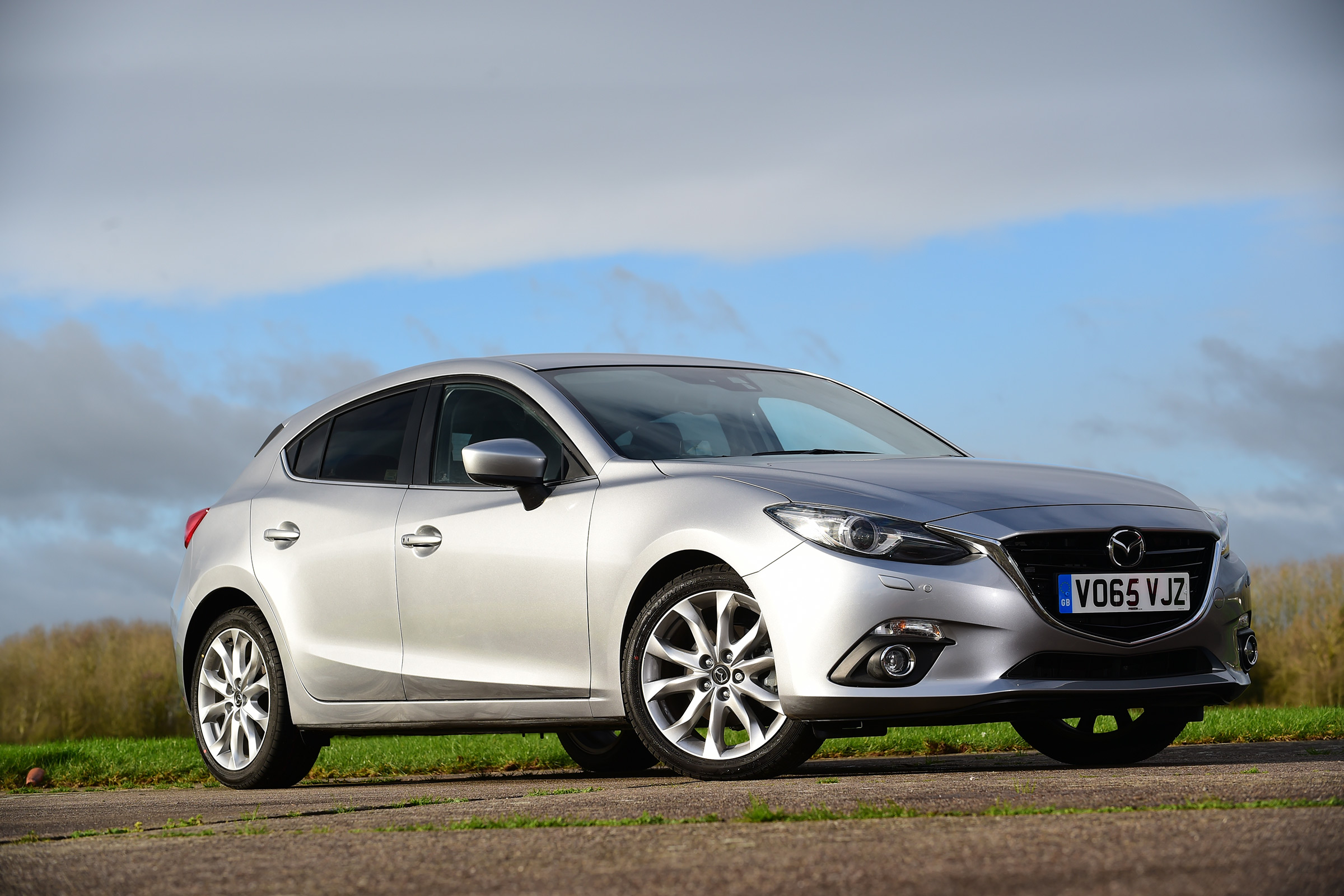 Mazda 3 hatchback 2016 SKYACTIV Diesel - front quarter