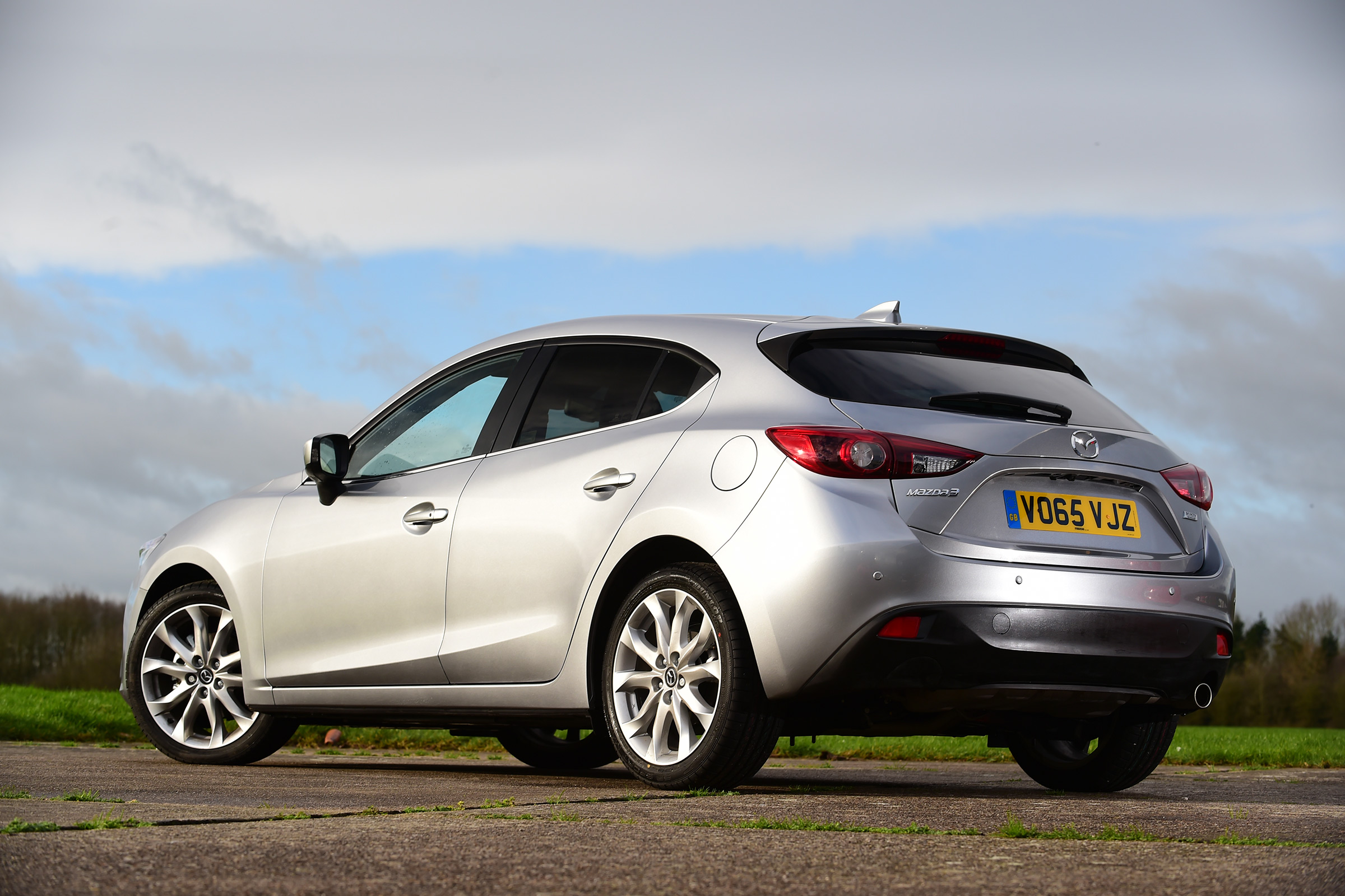 Mazda 3 hatchback 2016 SKYACTIV Diesel - rear quarter