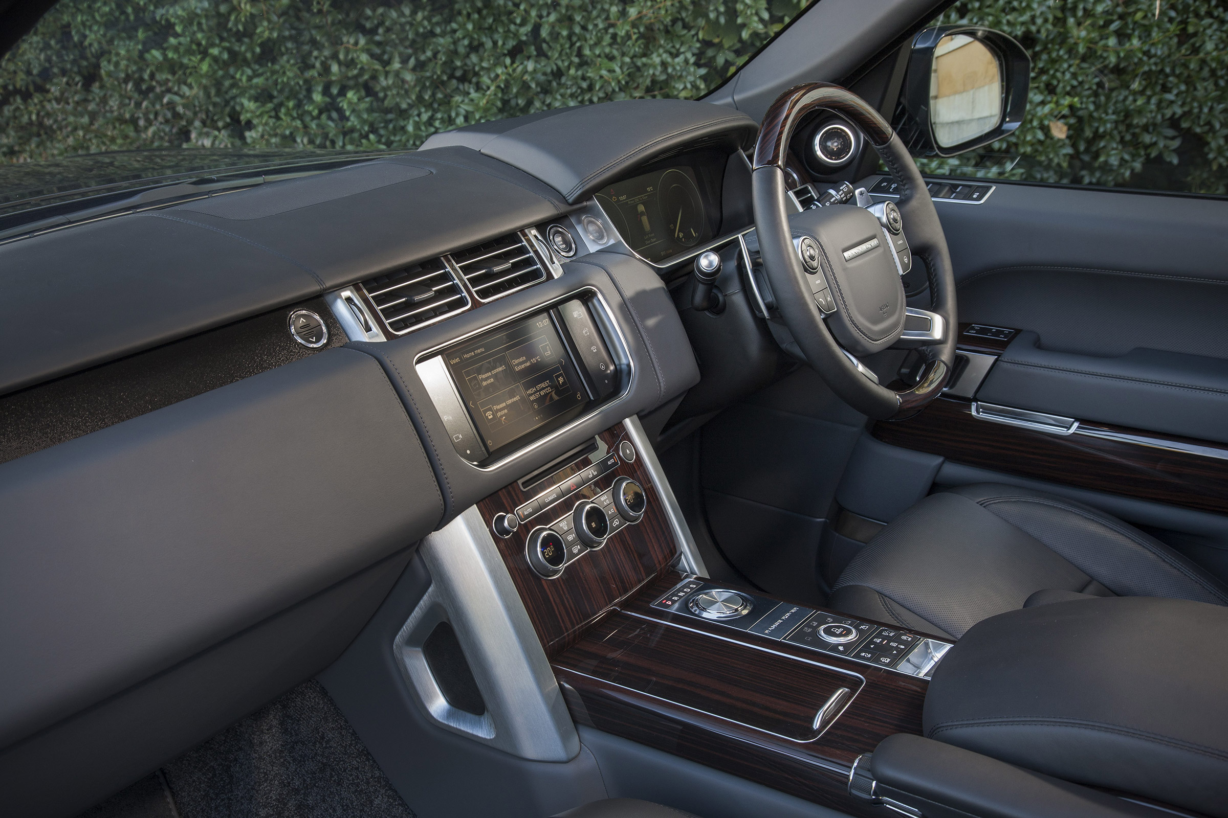 Range Rover SVAutobiography - dash side