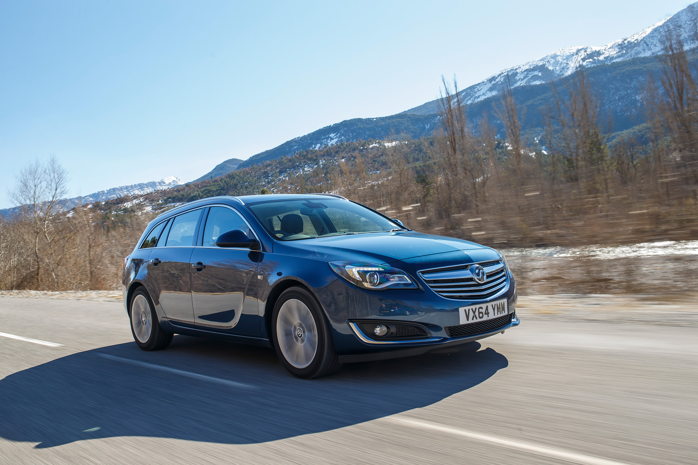 Vauxhall Insignia Sports Tourer Whisper diesel - front tracking 2