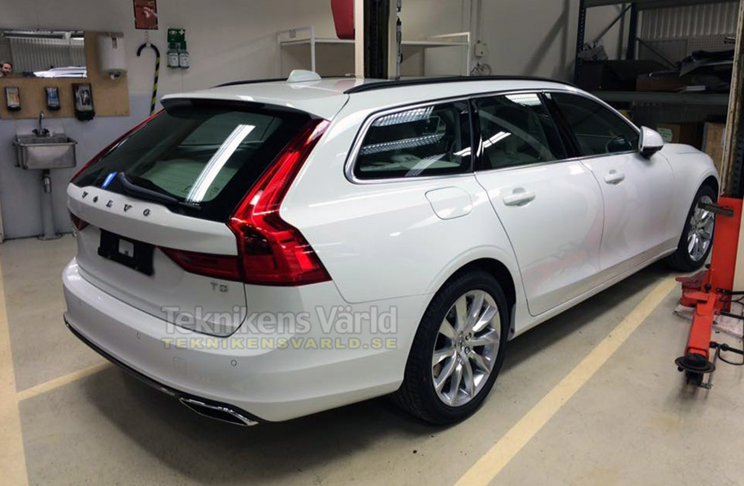 Volvo V90 - rear