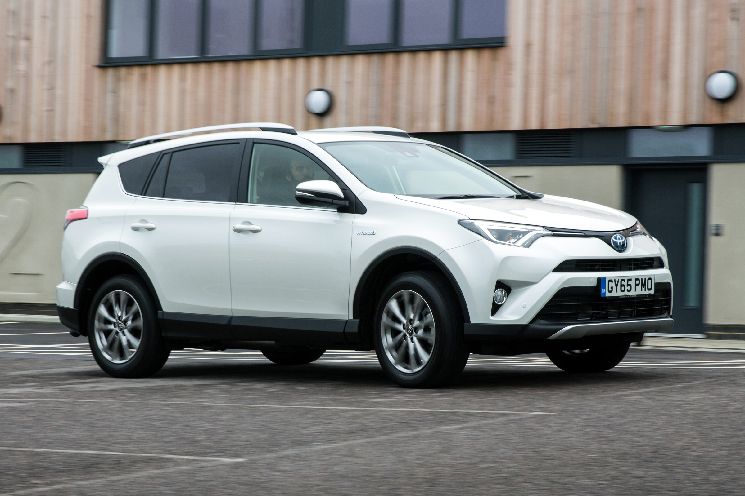 Toyota RAV4 Hybrid UK 2016 - front tracking