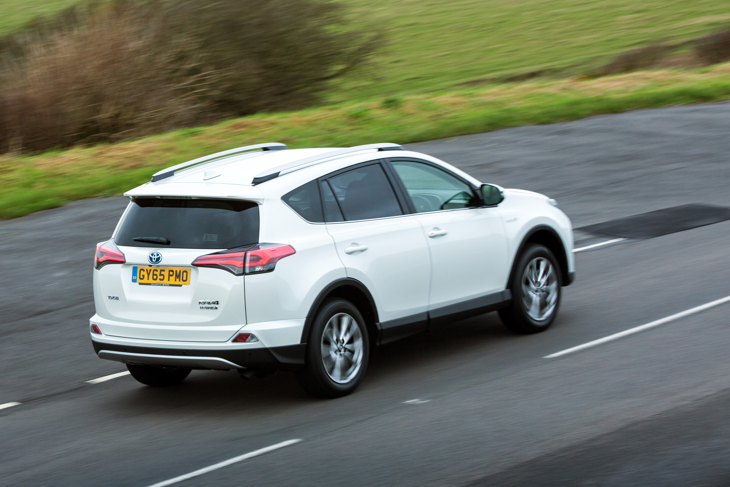 Toyota RAV4 Hybrid UK 2016 - rear tracking