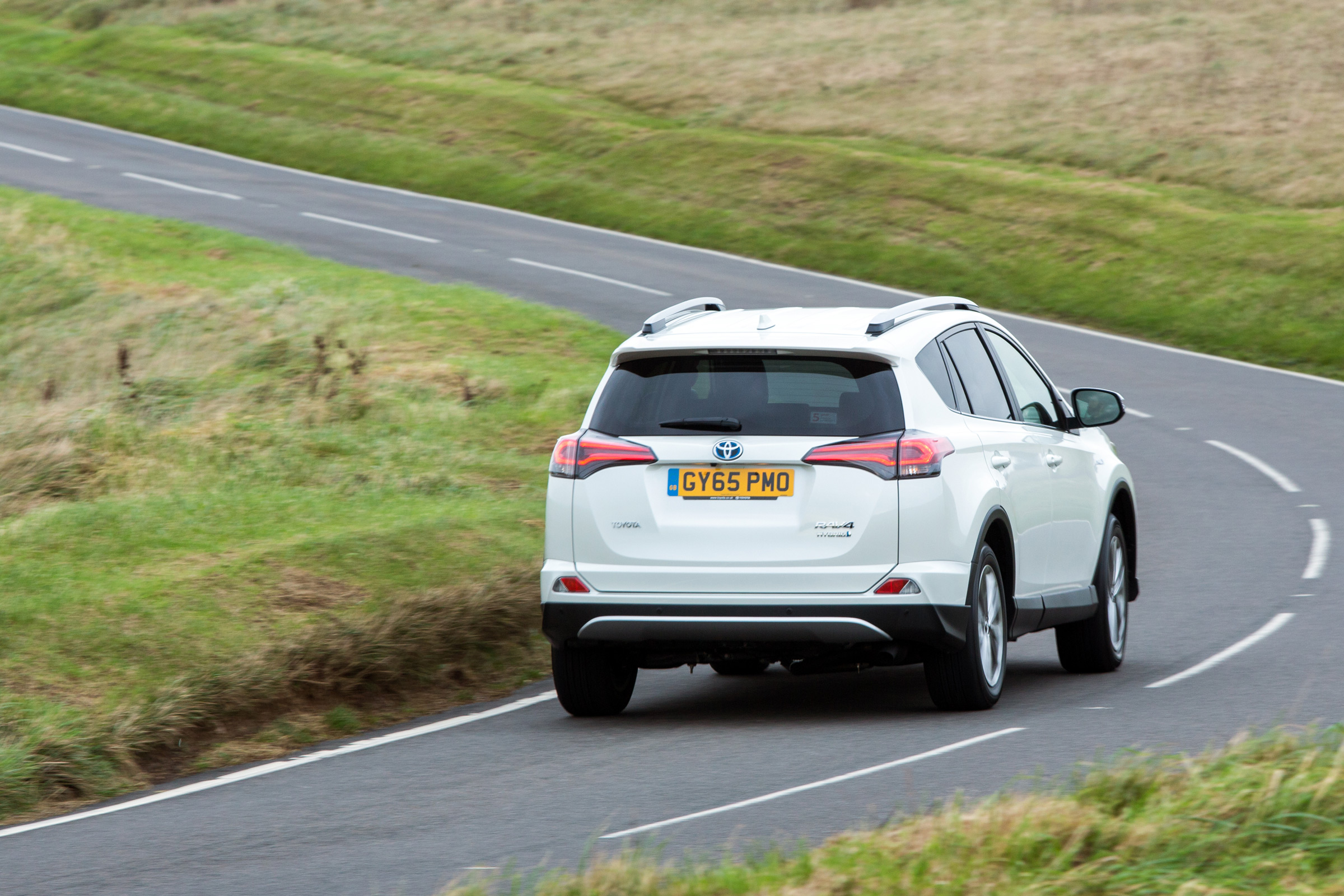 Toyota RAV4 Hybrid UK 2016 - rear cornering 2