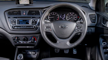 Hyundai i20 Active 2016 - dashboard