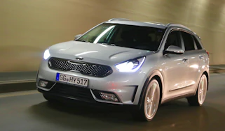 Kia Niro 2016 review - crop front tracking