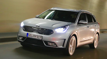 Kia Niro 2016 review - crop front tracking