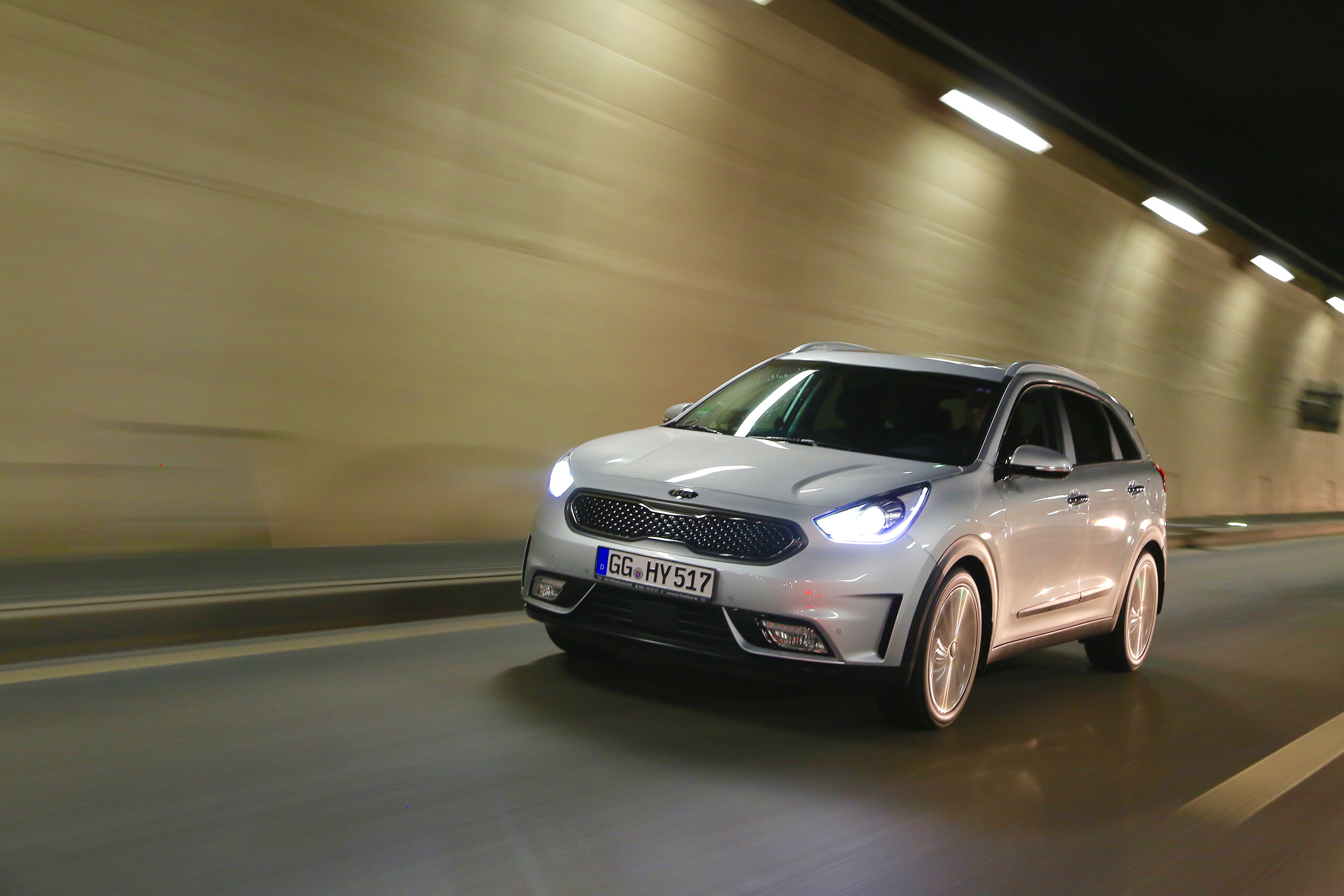 Kia Niro 2016 review - front tracking