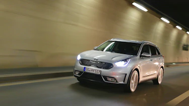 Kia Niro 2016 review - front tracking