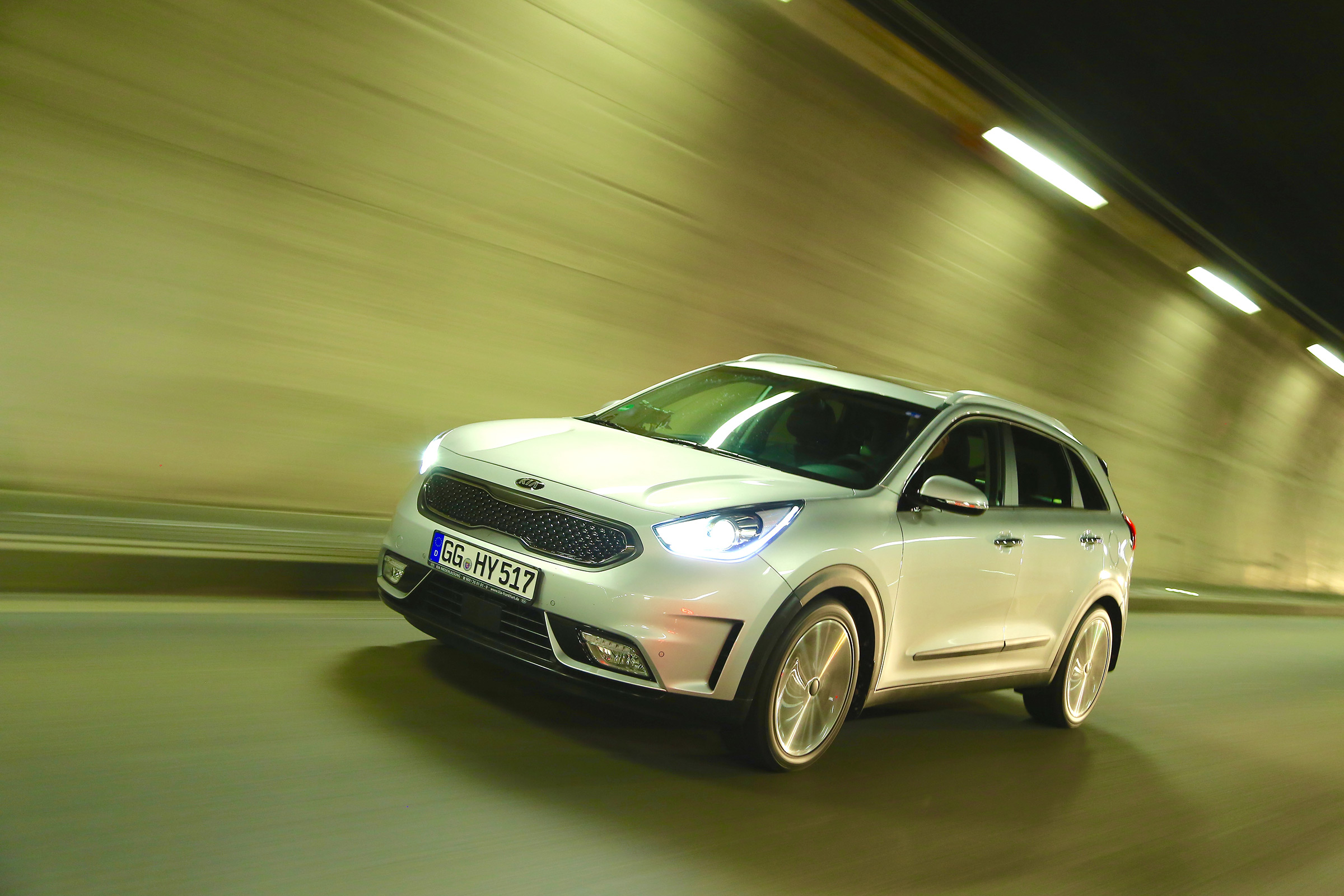 Kia Niro 2016 review - front tracking 2