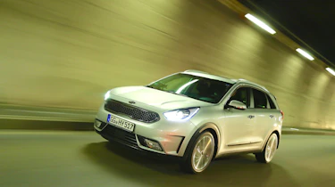 Kia Niro 2016 review - front tracking 2