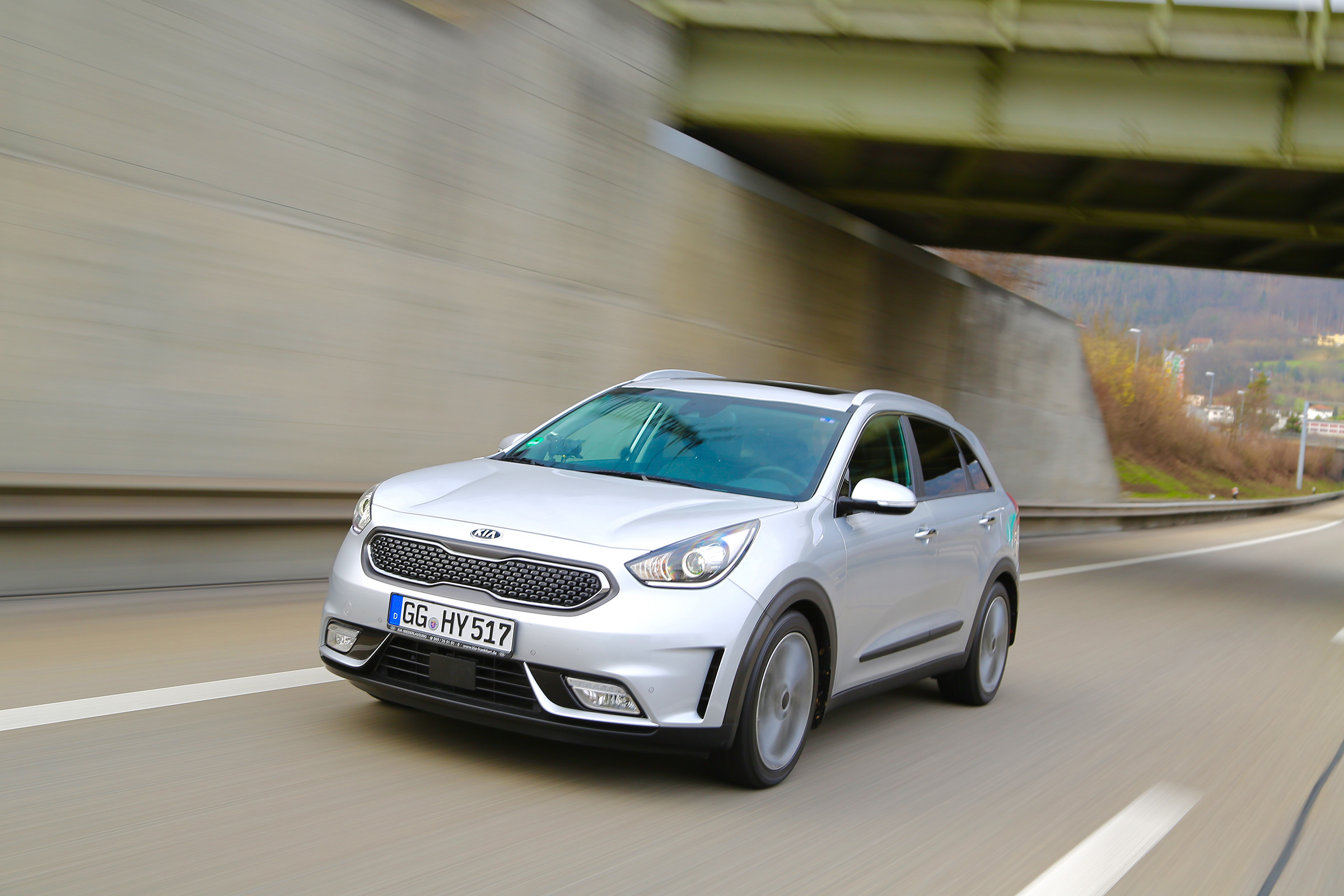 Kia Niro 2016 review - front tracking 3