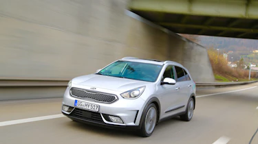 Kia Niro 2016 review - front tracking 3