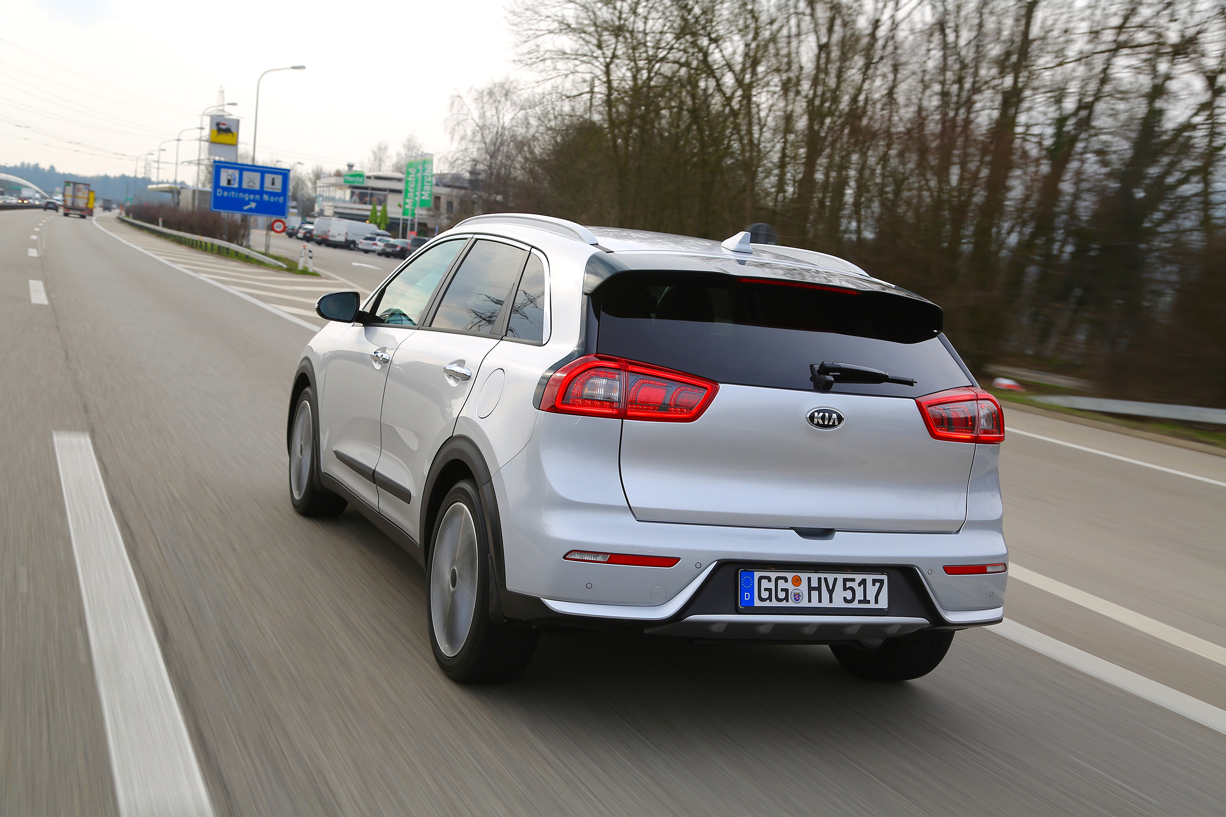 Kia Niro 2016 review - rear tracking 2