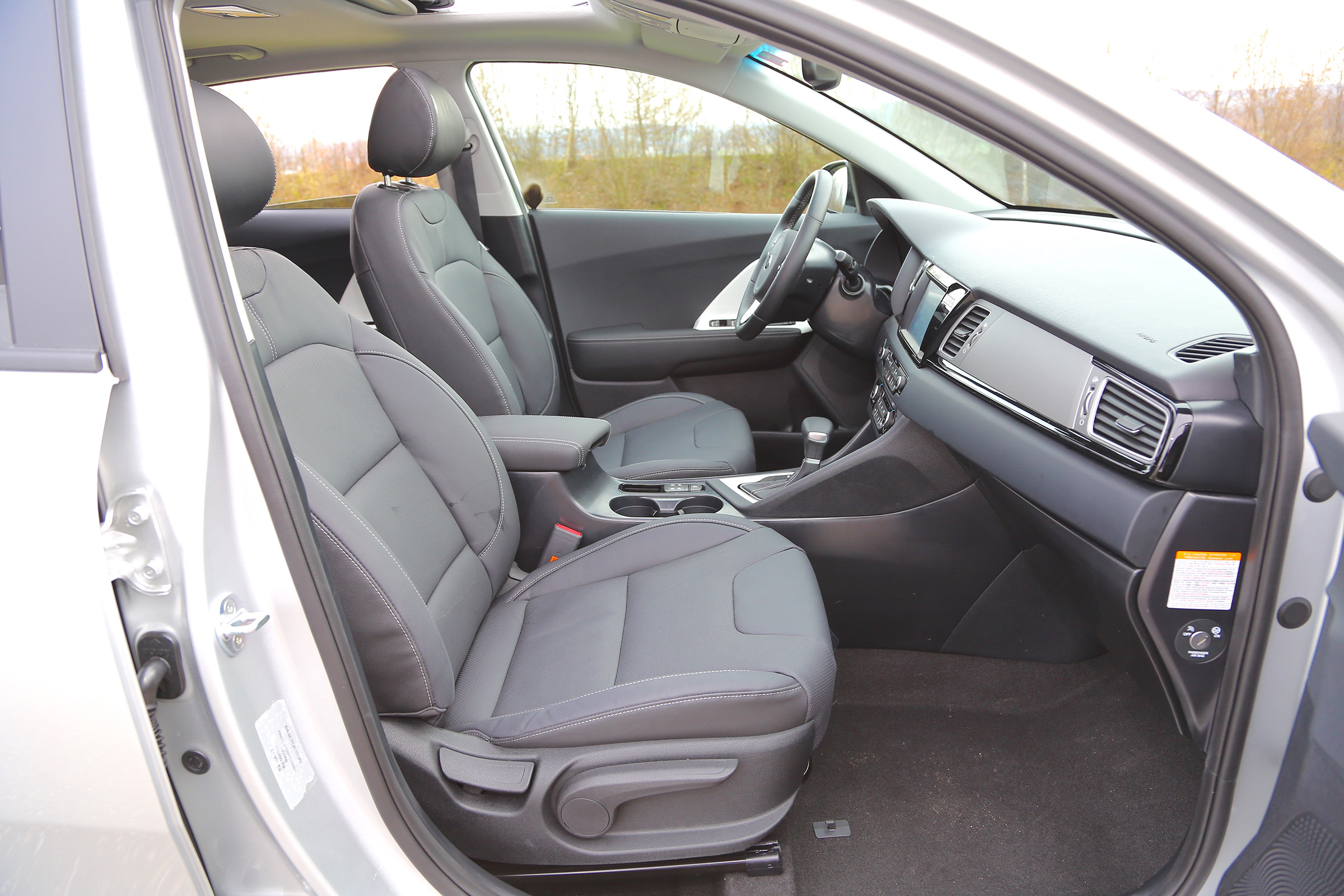 Kia Niro 2016 review - front seats
