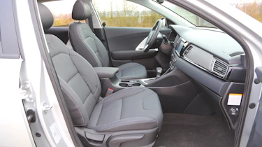 Kia Niro 2016 review - front seats