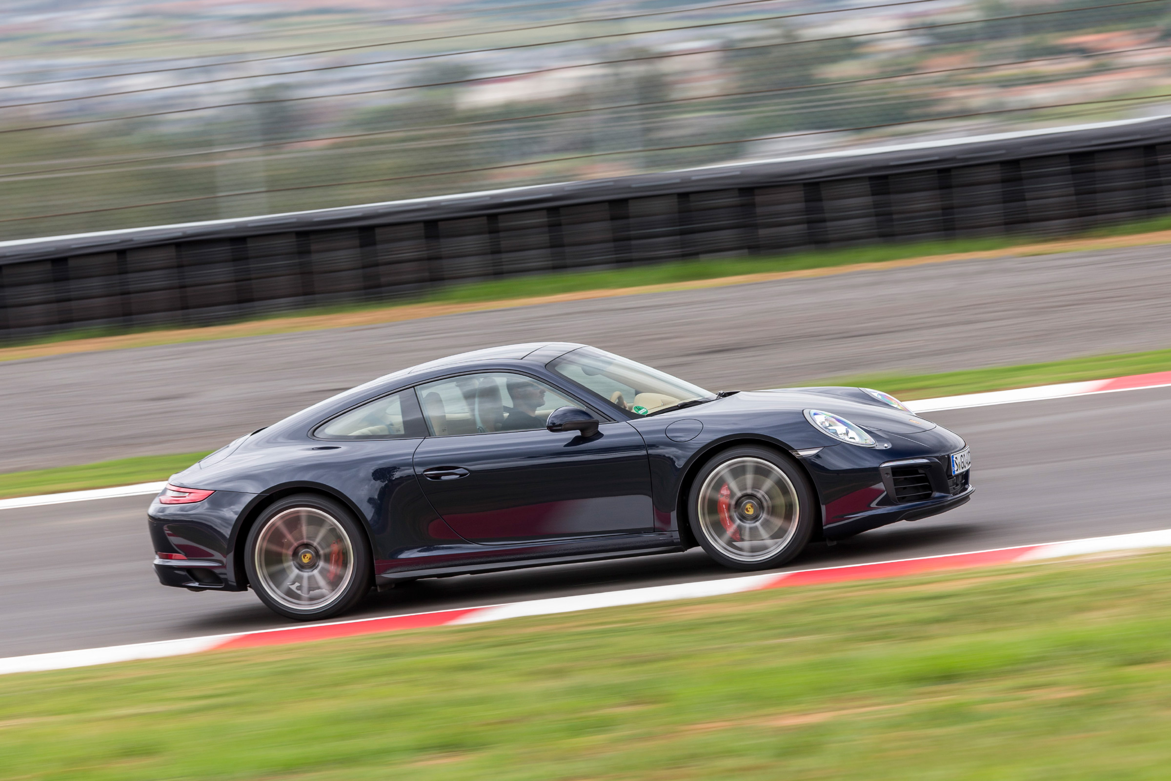 Porsche 911 Carrera 4S 2016 - side tracking