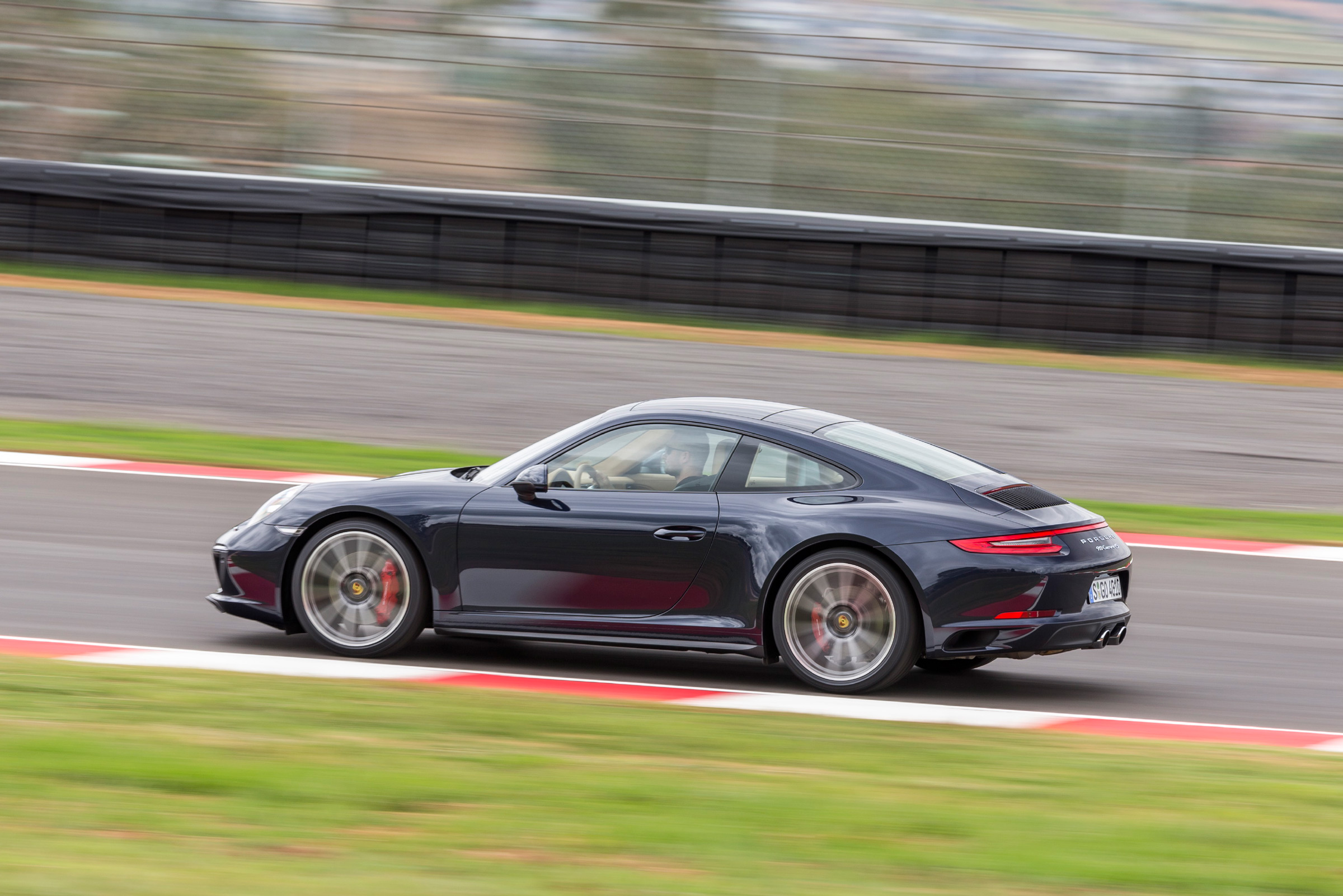 Porsche 911 Carrera 4S 2016 - side tracking 2