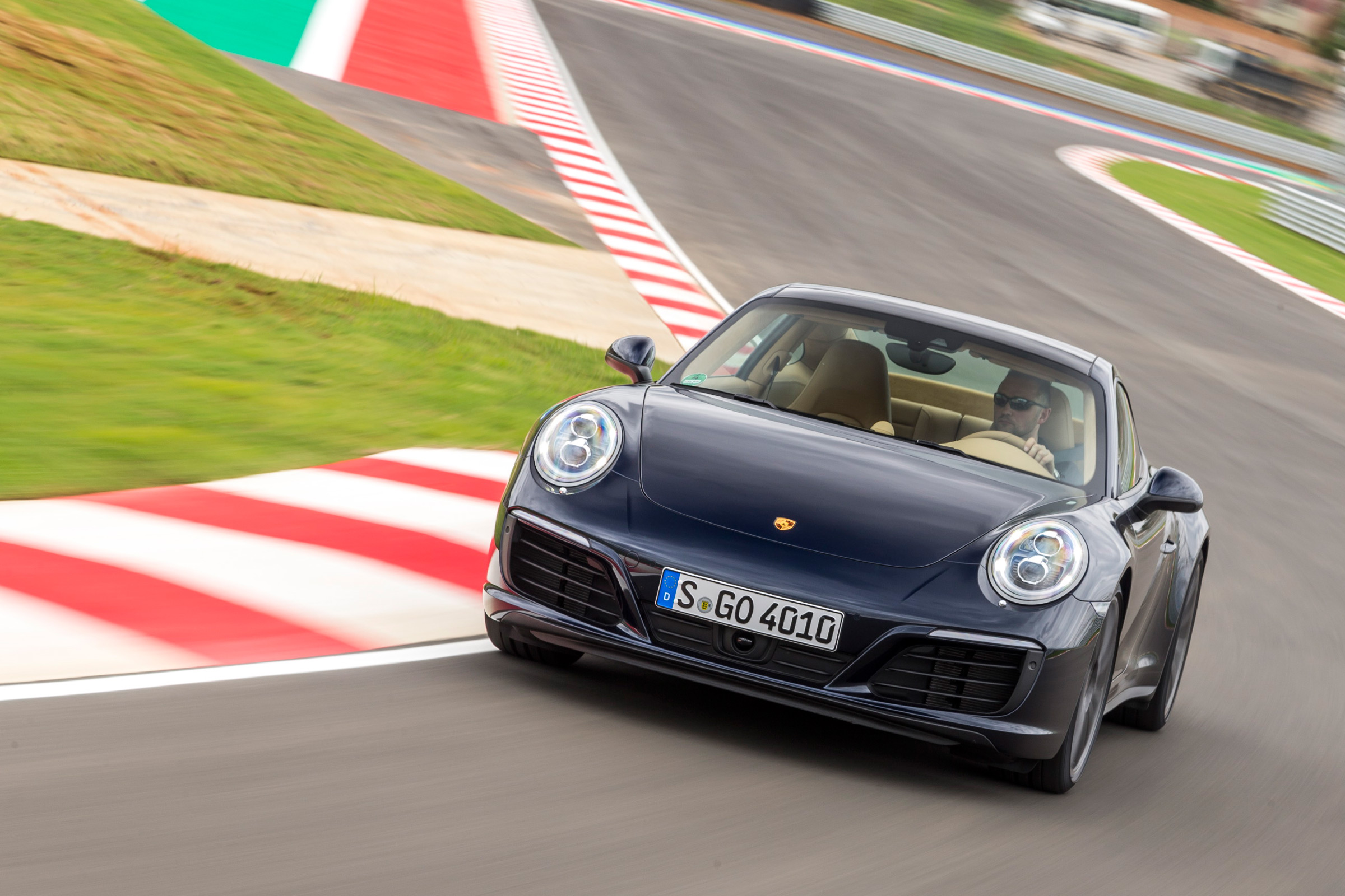 Porsche 911 Carrera 4S 2016 - front cornering 2