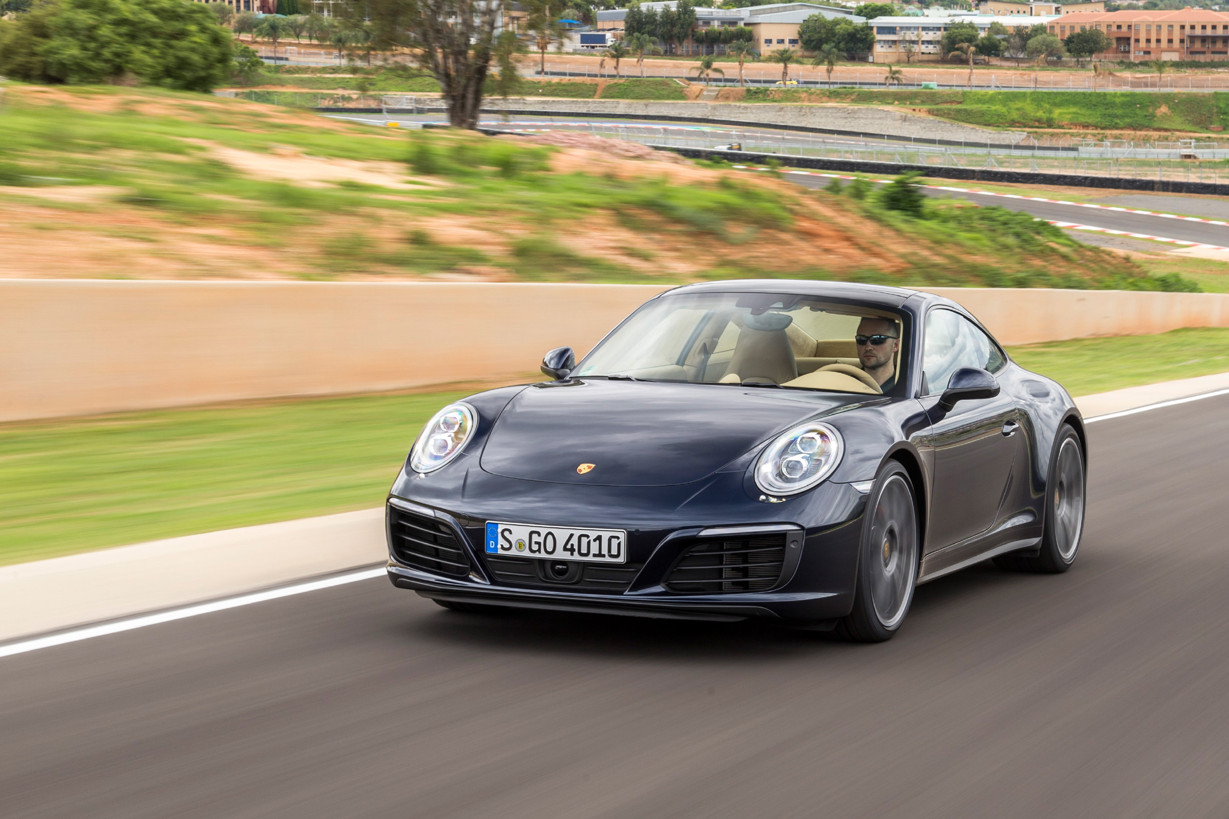 Porsche 911 Carrera 4S 2016 - front tracking