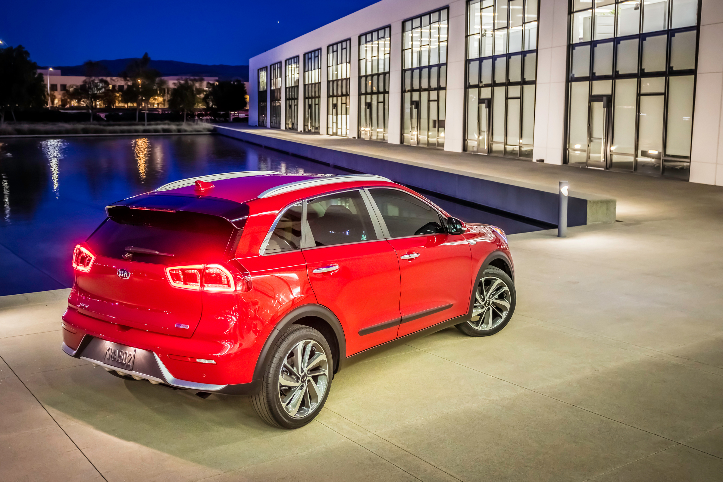 Kia Niro 2016 - rear quarter