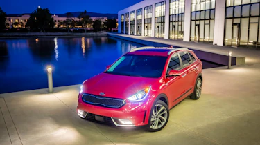 Kia Niro 2016 - front quarter 2