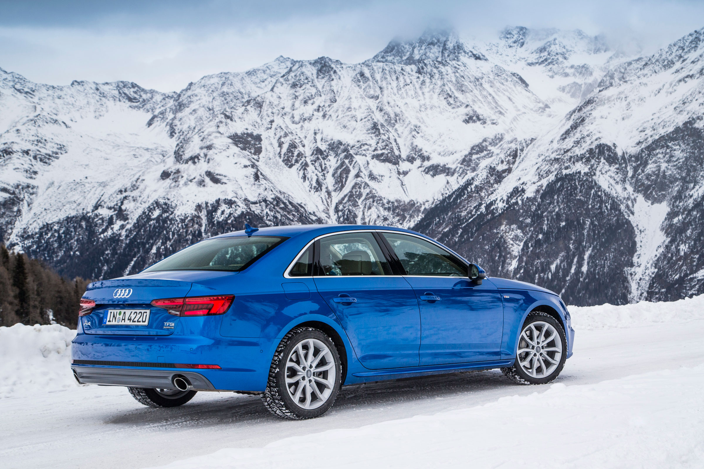 Audi A4 quattro rear static