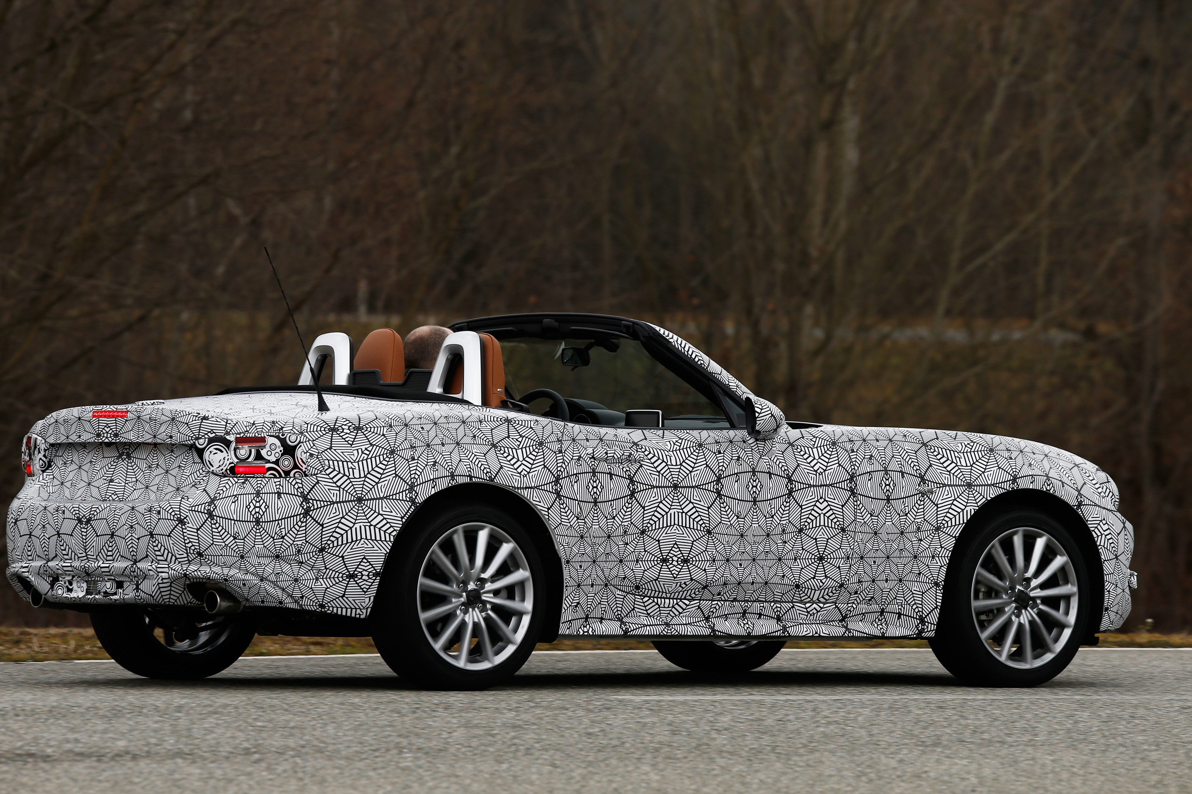 Fiat 124 Spider rear tracking 2