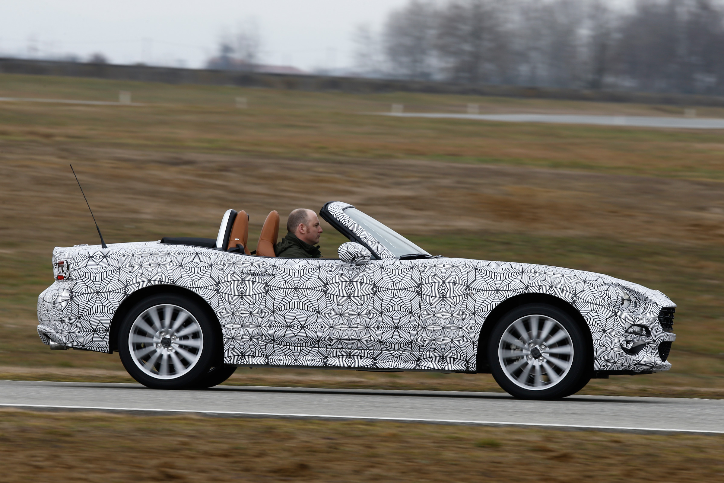 Fiat 124 Spider side tracking 2