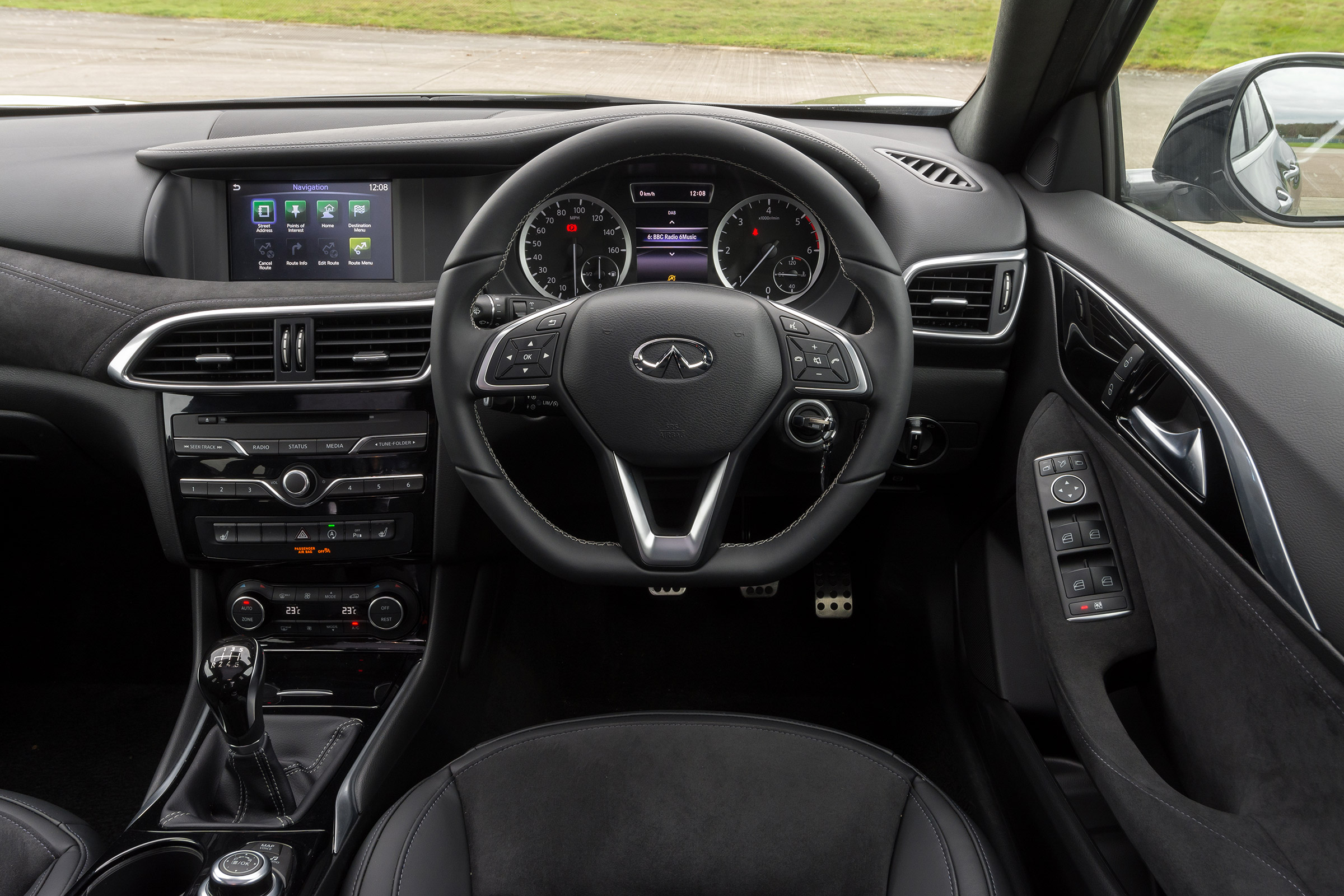 Infiniti Q30 - dash