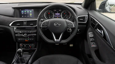 Infiniti Q30 - dash