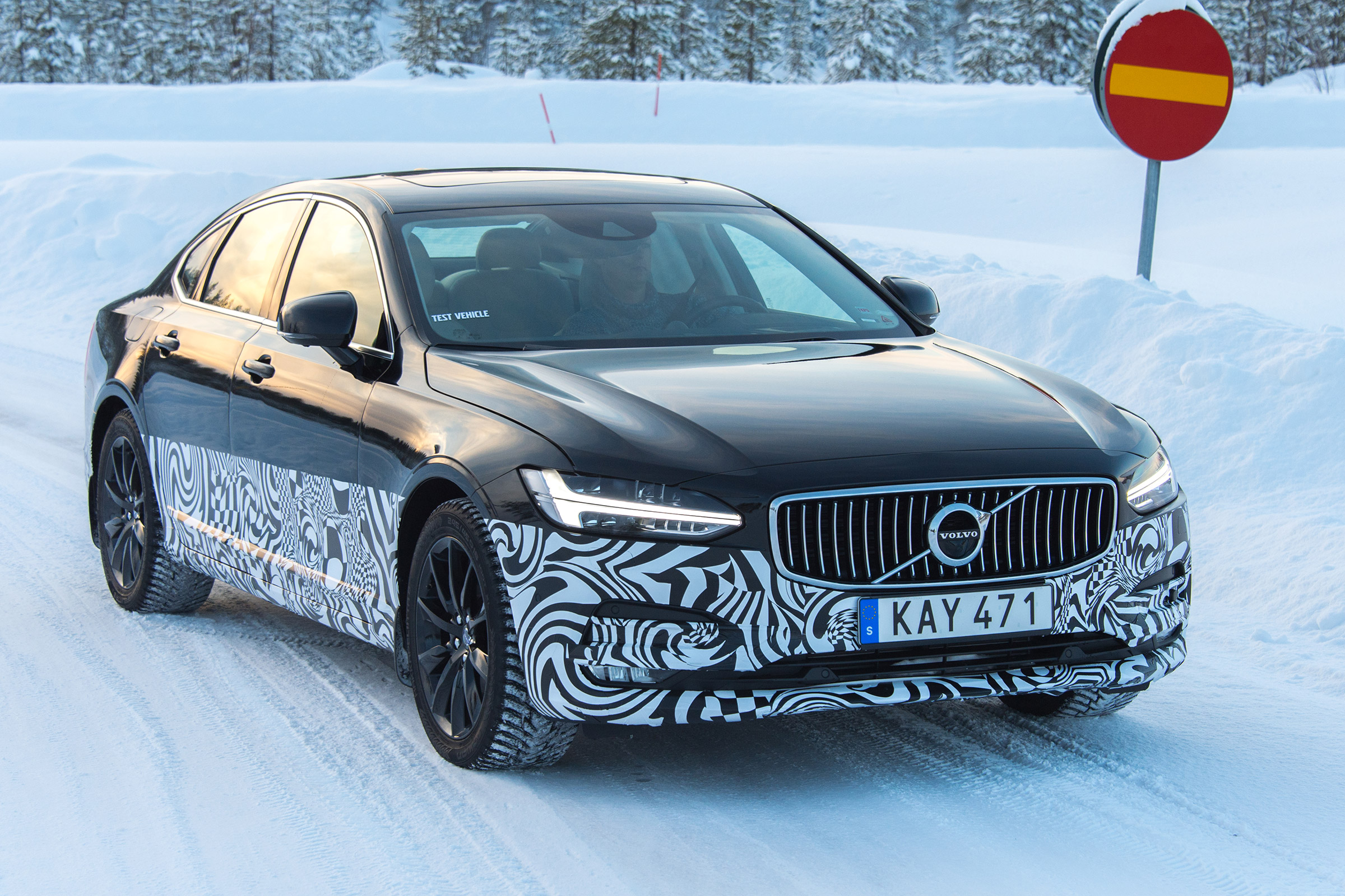 Volvo S90 drive - front/side