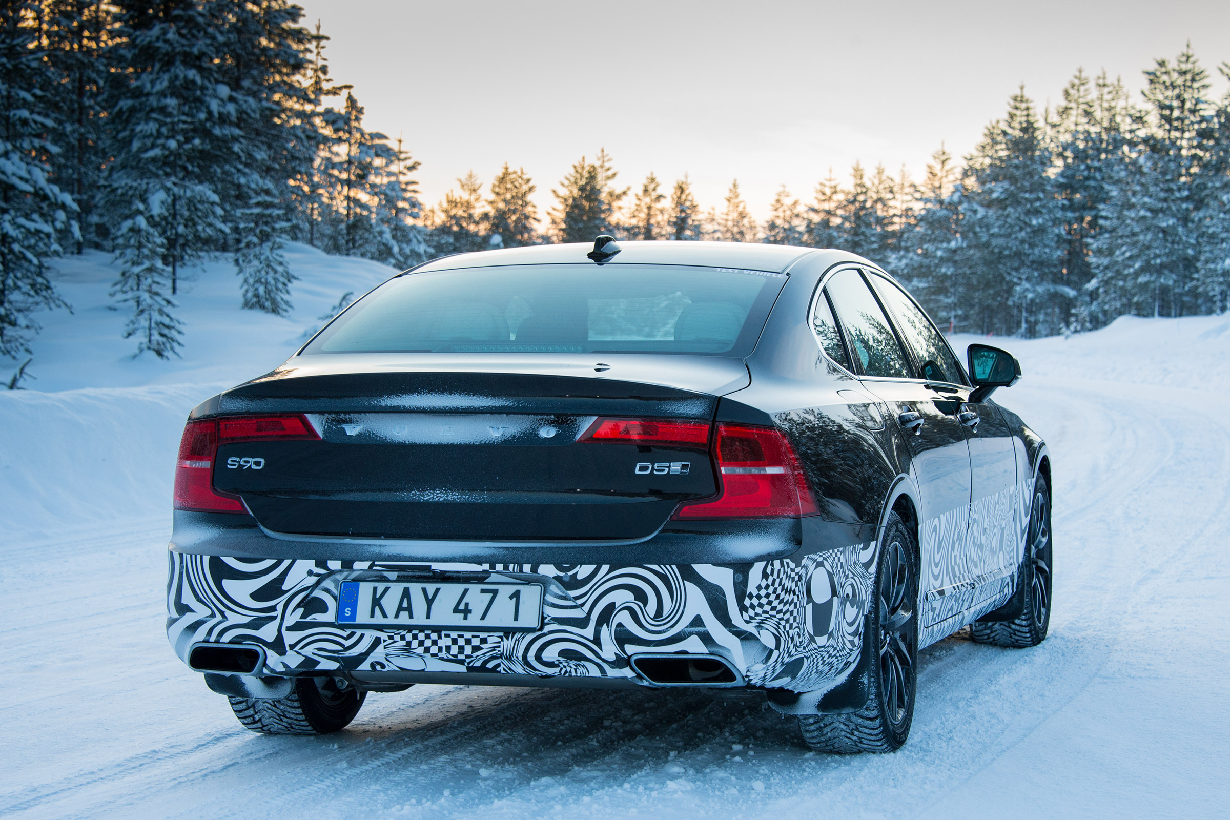 Volvo S90 drive - rear