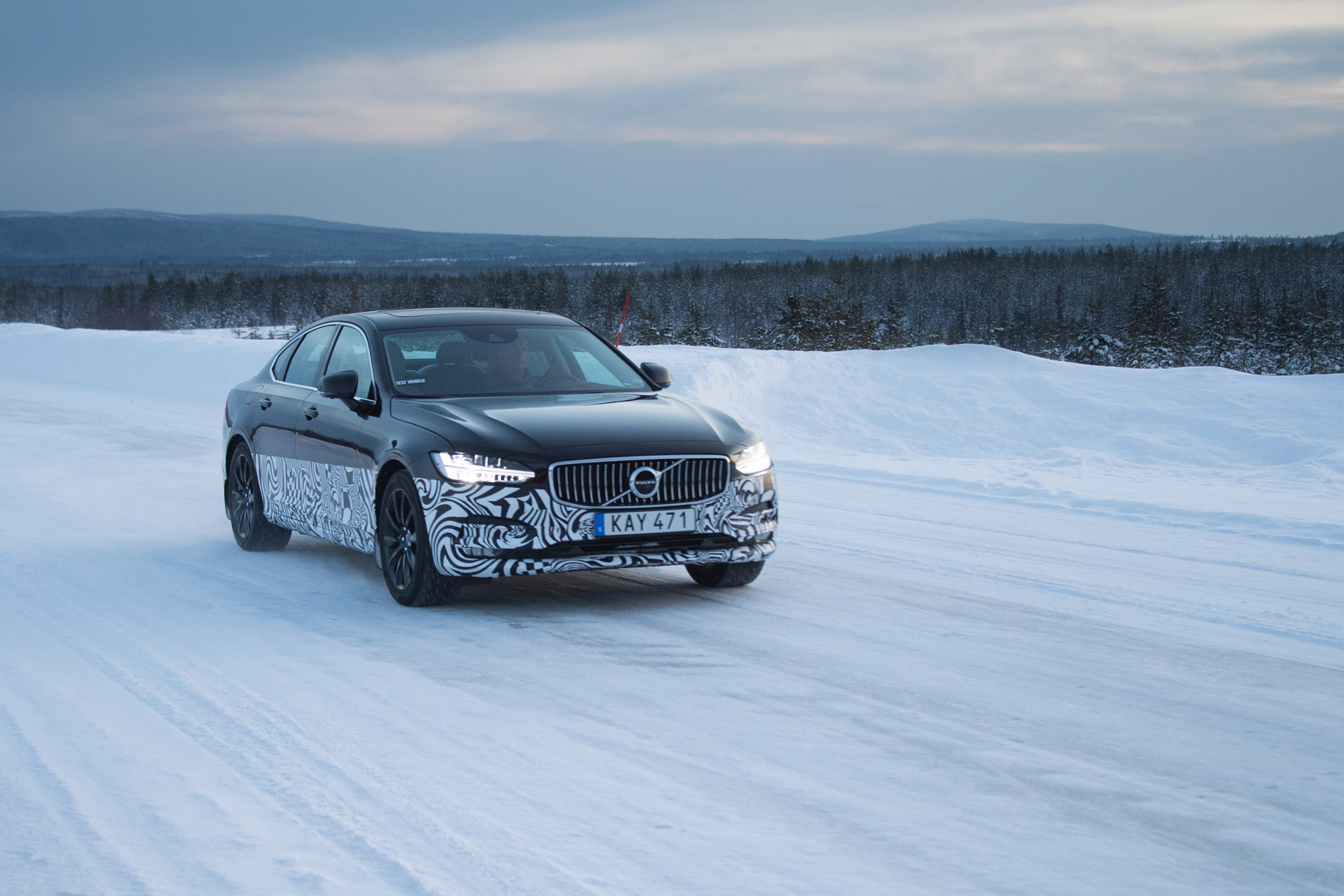 Volvo S90 drive - front panning 