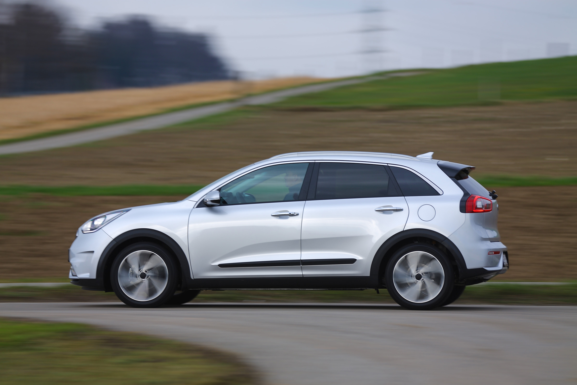 Kia Niro 2016 review - side tracking 2