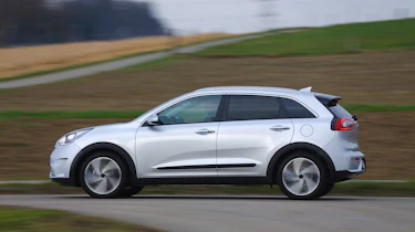 Kia Niro 2016 review - side tracking 2