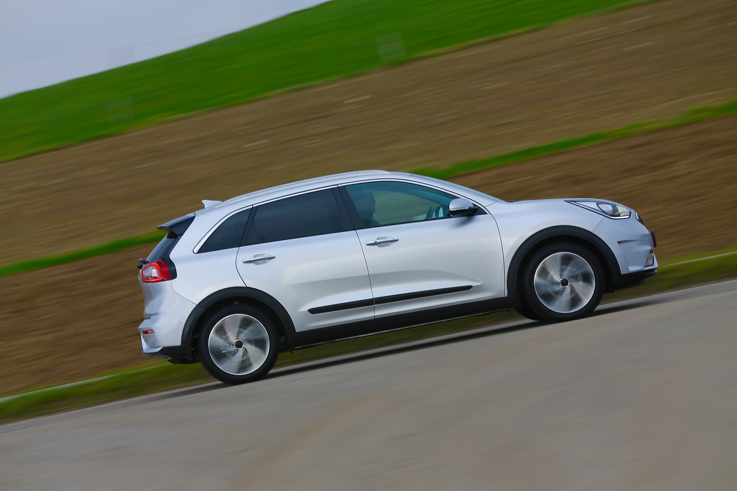 Kia Niro 2016 review - side tracking